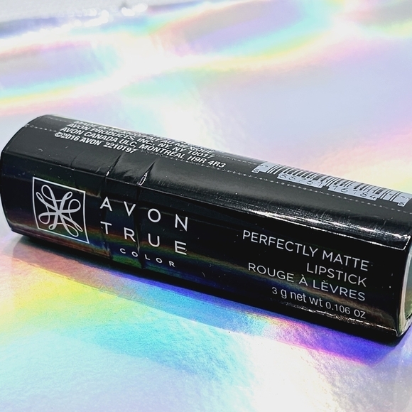 Avon Red Supreme Perfectly Matte Lipstick - Picture 6 of 7